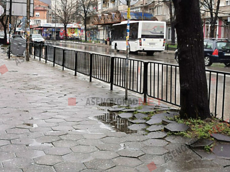 Асеновград в първата си неделя под карантина (Снимки)