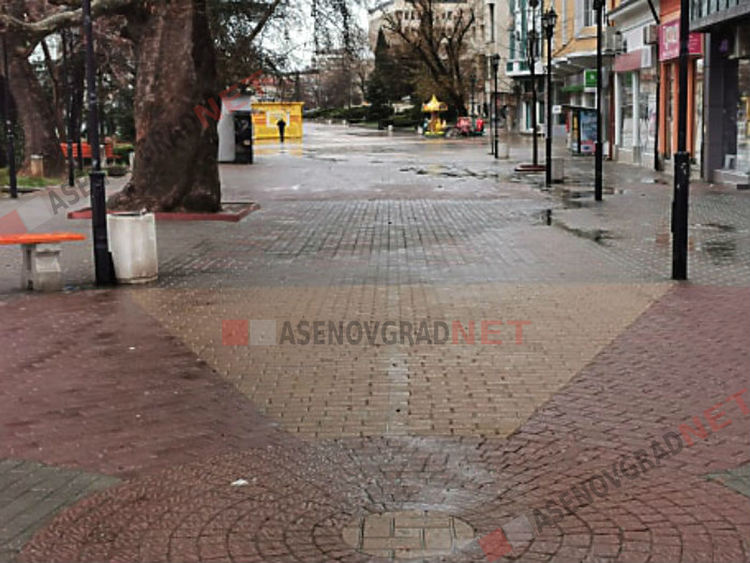 Асеновград в първата си неделя под карантина (Снимки)