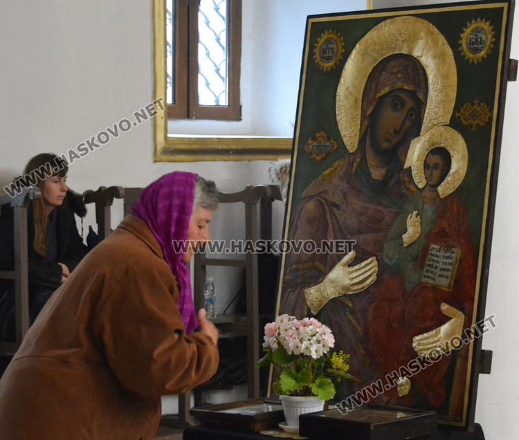 В пандемия: В църквата с една лъжичка