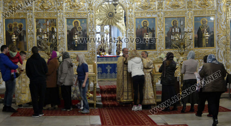 В пандемия: В църквата с една лъжичка