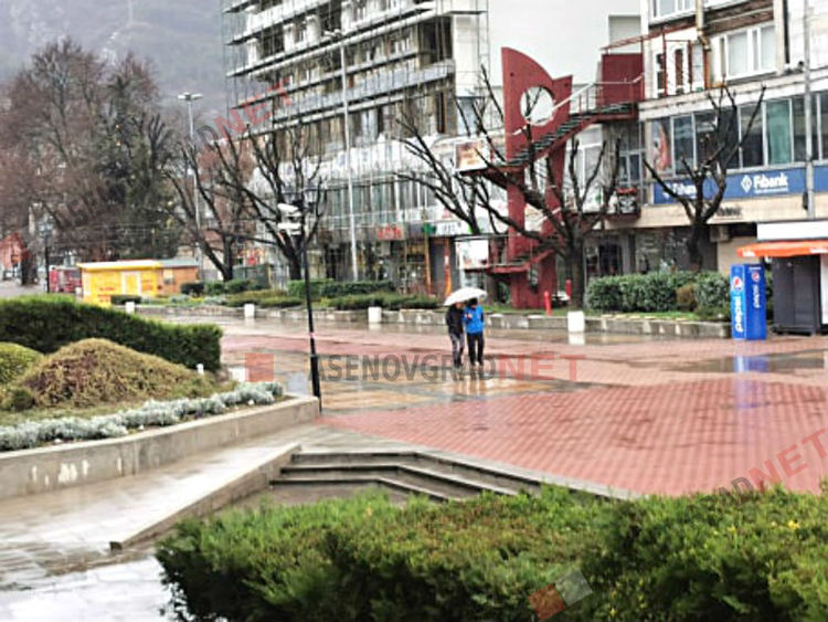 Асеновград в първата си неделя под карантина (Снимки)