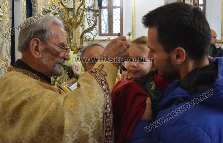 В пандемия: В църквата с една лъжичка