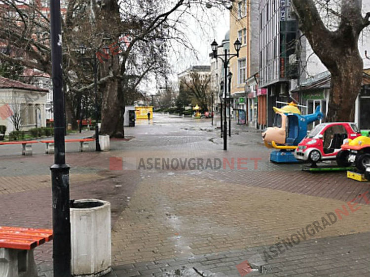 Асеновград в първата си неделя под карантина (Снимки)