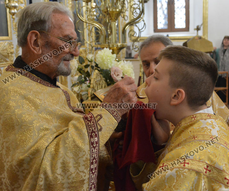 В пандемия: В църквата с една лъжичка
