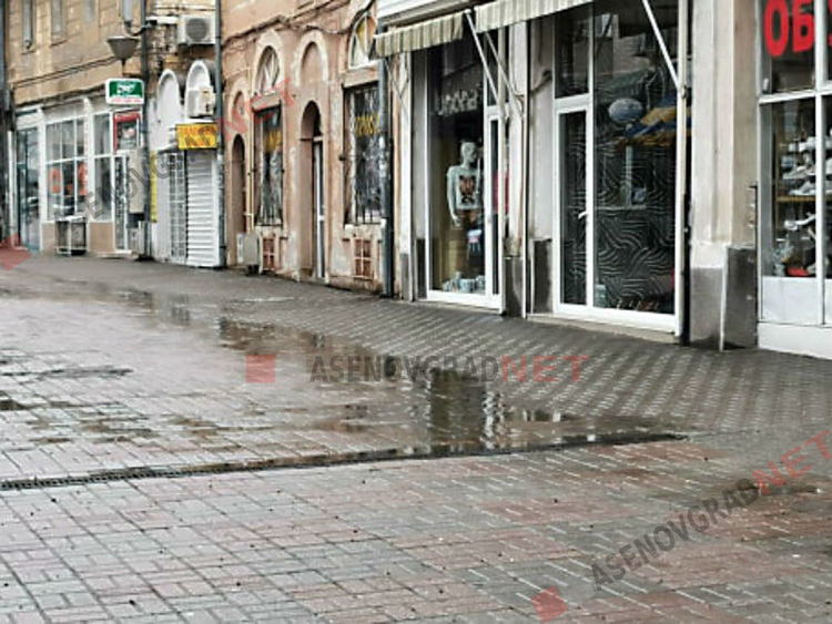 Асеновград в първата си неделя под карантина (Снимки)