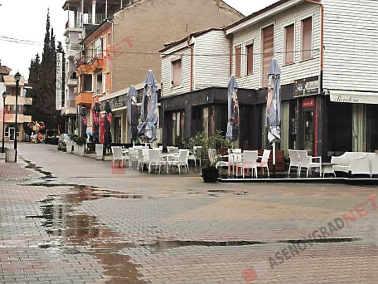 Асеновград в първата си неделя под карантина (Снимки)