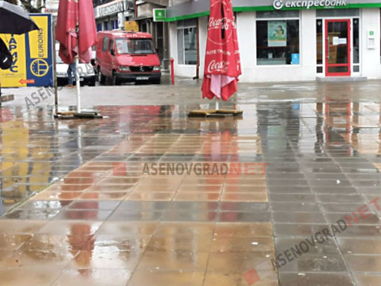 Асеновград в първата си неделя под карантина (Снимки)