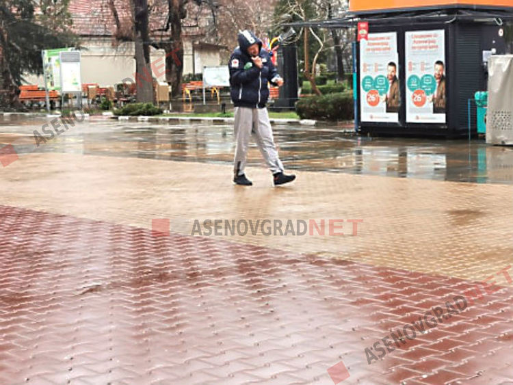 Асеновград в първата си неделя под карантина (Снимки)