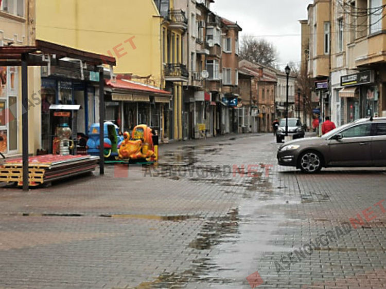 Асеновград в първата си неделя под карантина (Снимки)