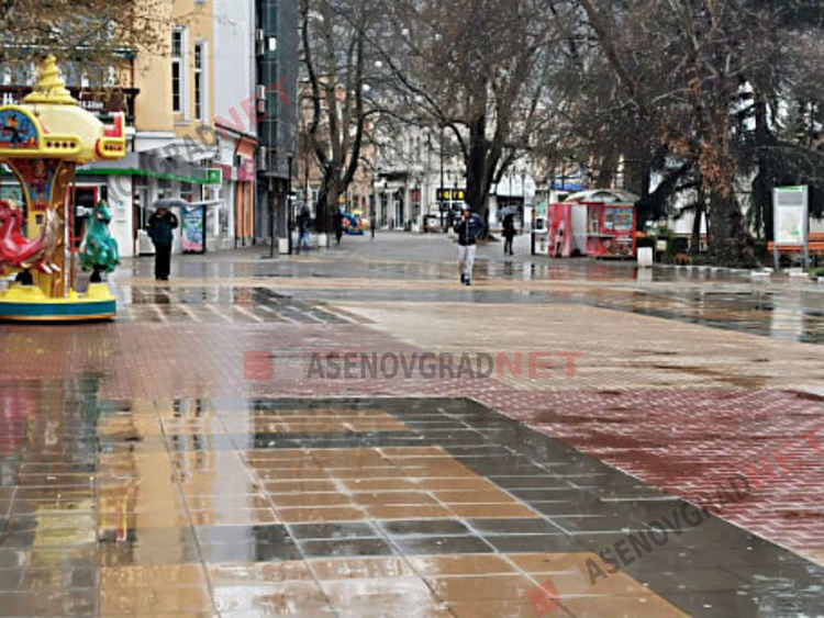 Асеновград в първата си неделя под карантина (Снимки)