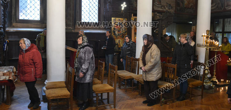 В пандемия: В църквата с една лъжичка