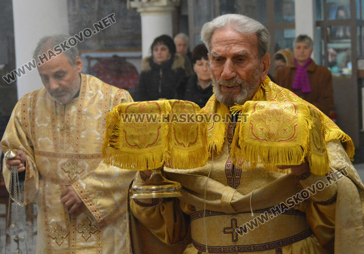 В пандемия: В църквата с една лъжичка
