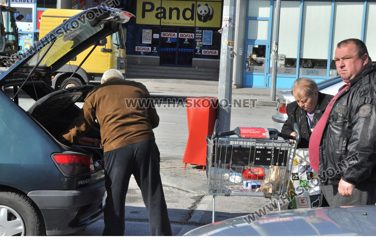 Полицаи на входа на хипермаркет, скок в цените на някои продукти