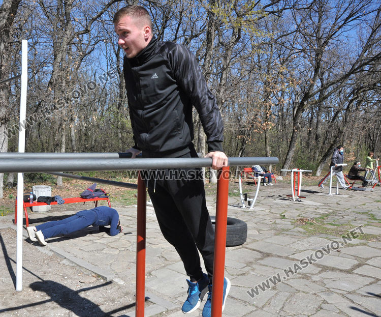 Спортните площадки на открито в Хасково привличат фитнес маниаци