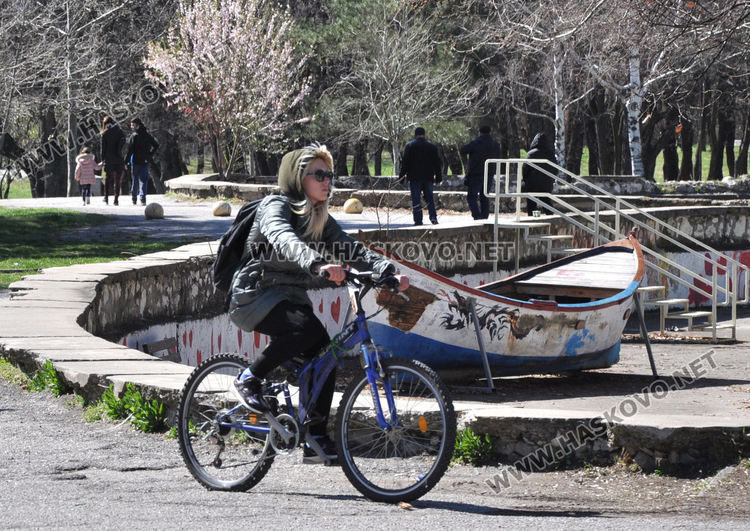 Спортните площадки на открито в Хасково привличат фитнес маниаци