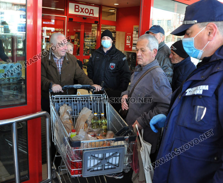 Полицаи на входа на хипермаркет, скок в цените на някои продукти