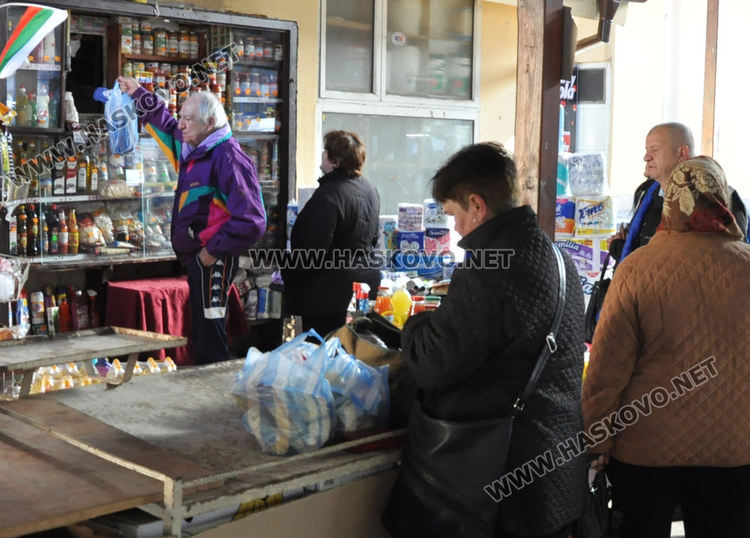 Полицаи на входа на хипермаркет, скок в цените на някои продукти