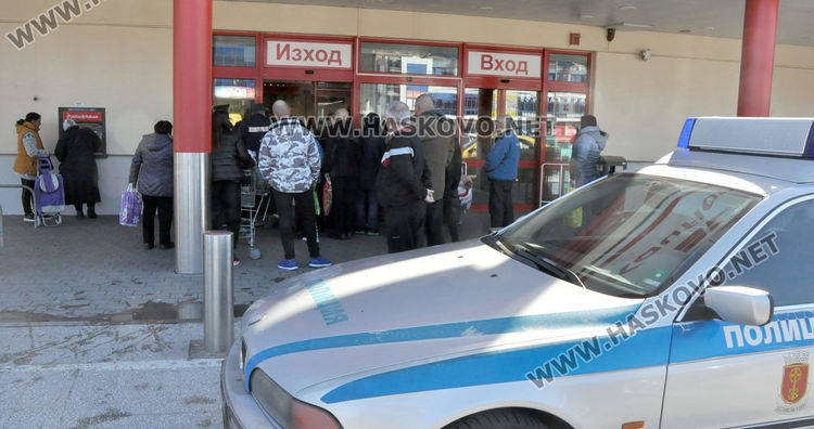Полицаи на входа на хипермаркет, скок в цените на някои продукти