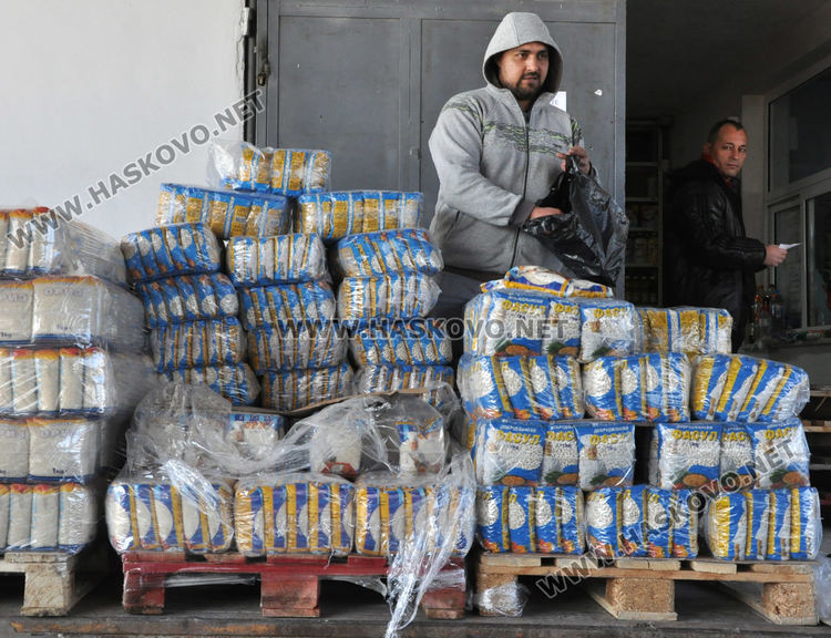 Полицаи на входа на хипермаркет, скок в цените на някои продукти