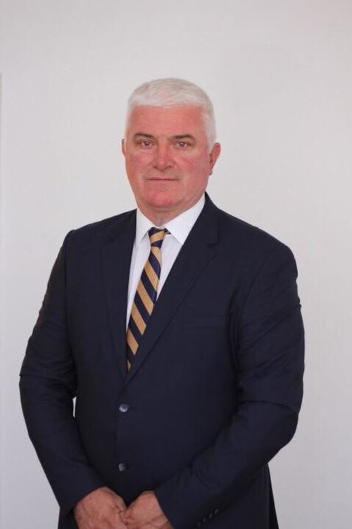 В Чепеларе пускат в отпуск чиновници, доставят храна и лекарства на старци