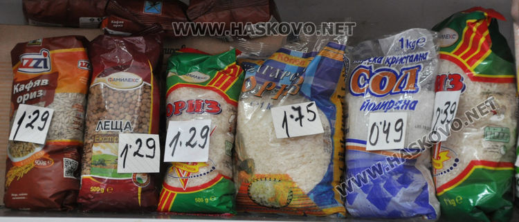 Полицаи на входа на хипермаркет, скок в цените на някои продукти