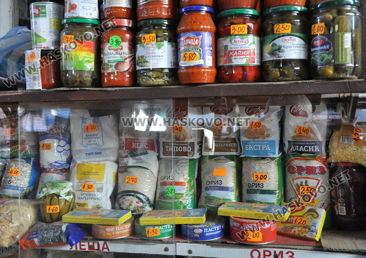 Полицаи на входа на хипермаркет, скок в цените на някои продукти