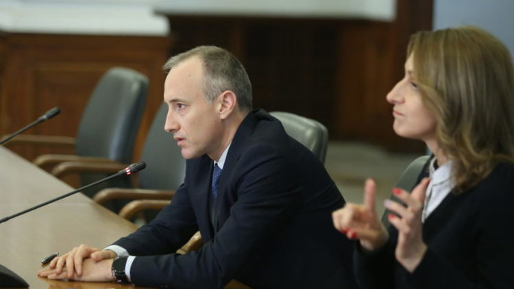  2 000 учители не могат да се включат в онлайн дистанционното обучение, призна министър Вълчев