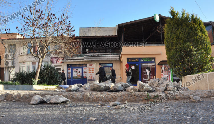 Премахната бетонна топка ядоса орфейци. Осигурявали достъп към пекарна