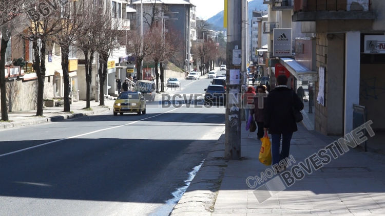 Край на безцелното разхождане по улиците в Смолян. Полицаи предупреждават и ескортират до дома ни