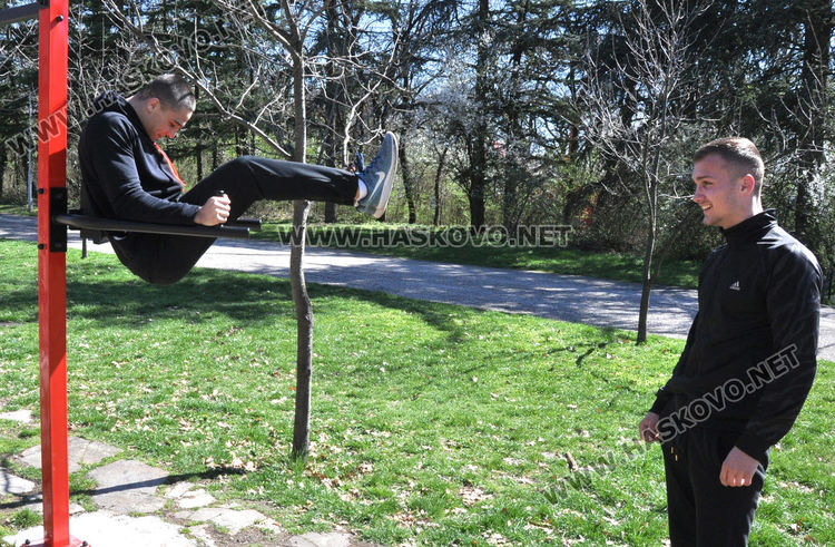 Спортните площадки на открито в Хасково привличат фитнес маниаци