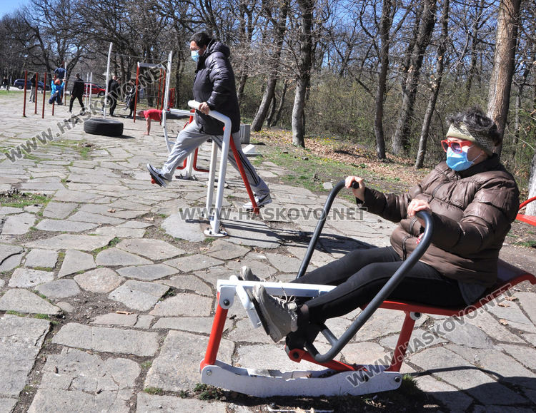 Спортните площадки на открито в Хасково привличат фитнес маниаци