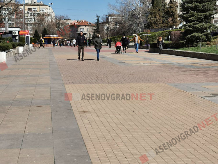 Асеновград – спазват ли се извънредните мерки срещу коронавируса (Снимки)