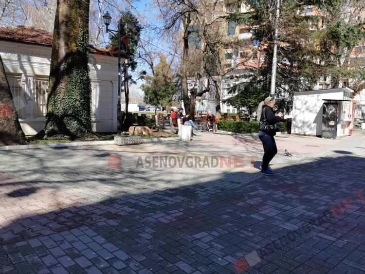 Асеновград – спазват ли се извънредните мерки срещу коронавируса (Снимки)