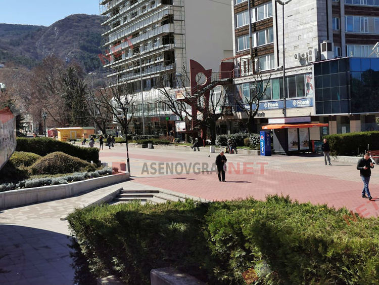 Асеновград – спазват ли се извънредните мерки срещу коронавируса (Снимки)