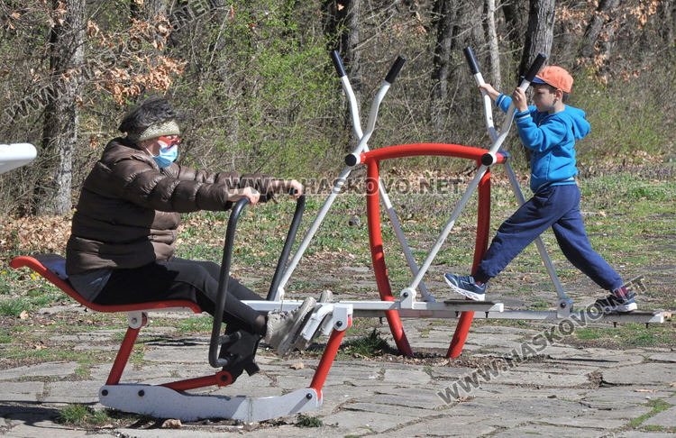 Спортните площадки на открито в Хасково привличат фитнес маниаци