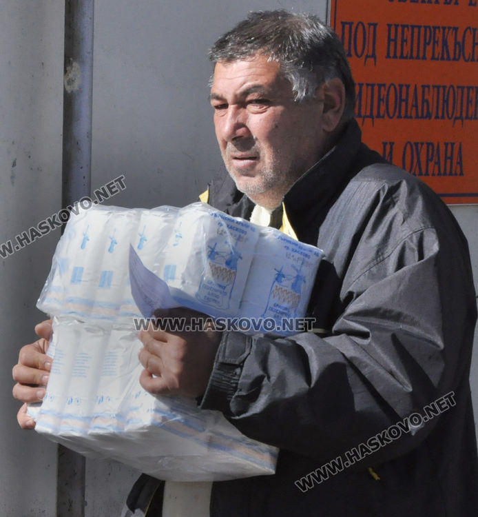 Полицаи на входа на хипермаркет, скок в цените на някои продукти