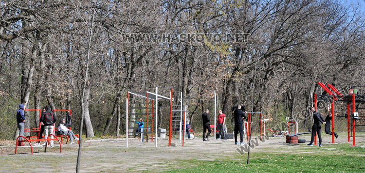 Спортните площадки на открито в Хасково привличат фитнес маниаци