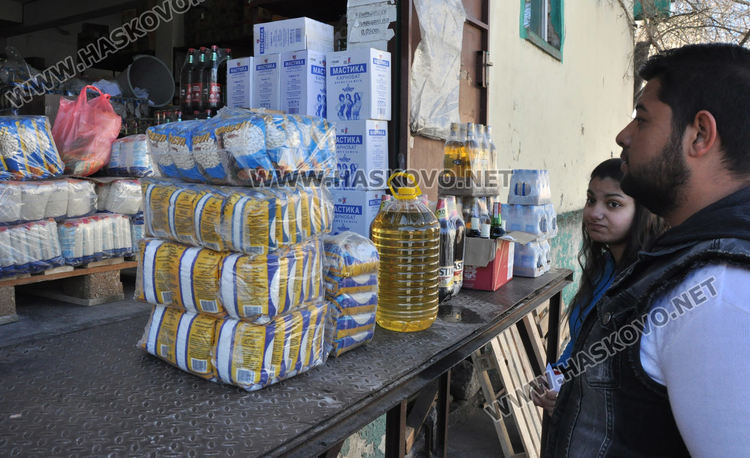 Полицаи на входа на хипермаркет, скок в цените на някои продукти