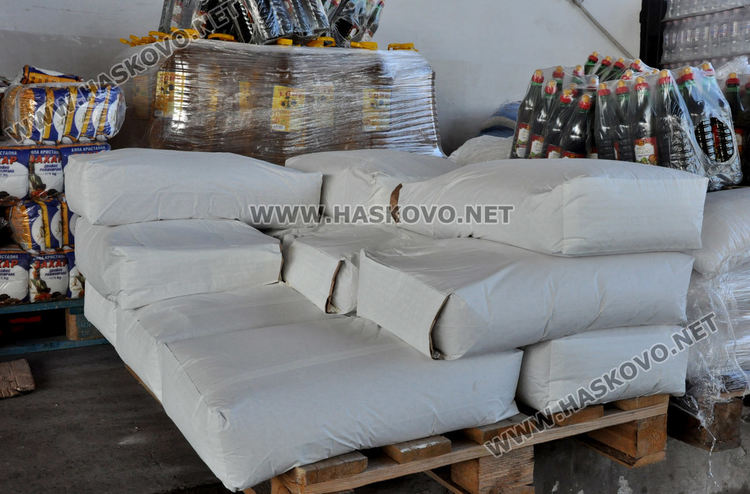 Полицаи на входа на хипермаркет, скок в цените на някои продукти