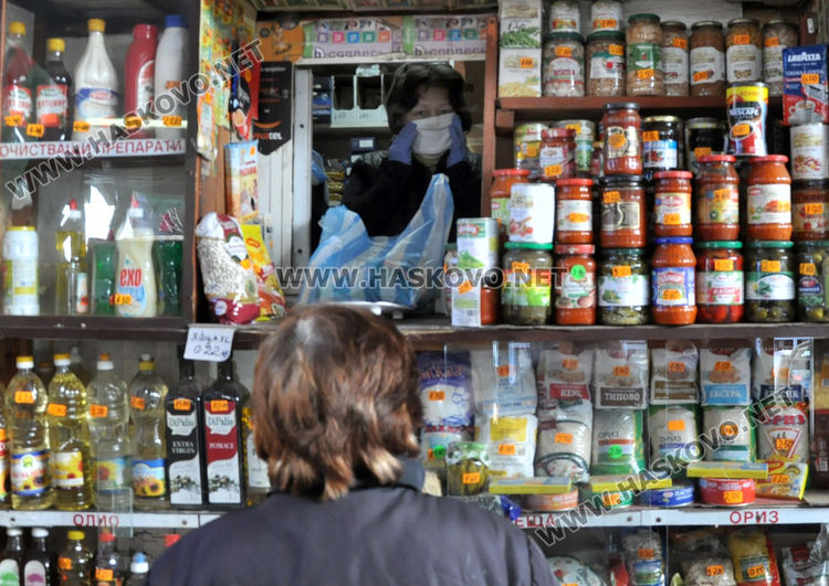 Полицаи на входа на хипермаркет, скок в цените на някои продукти