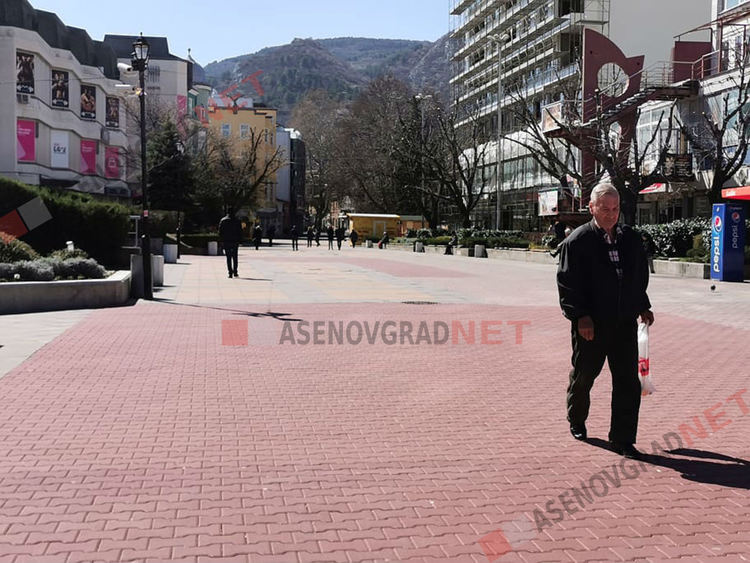 Асеновград – спазват ли се извънредните мерки срещу коронавируса (Снимки)