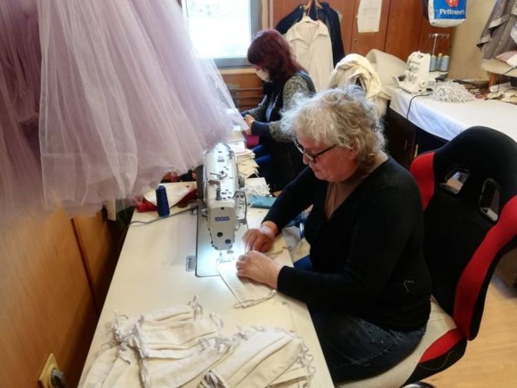 Гардеробиерките и служителите на Държавна опера - Бургас шият предпазни маски. Сн.: Община Бургас