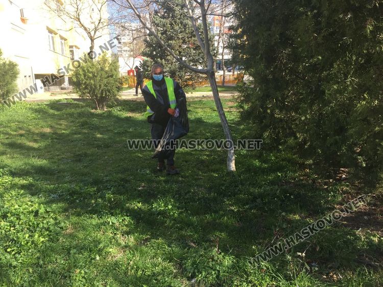 „Екопрогрес” чистят с маски и ръкавици, започна дезинфекция на града