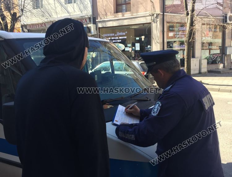 Криворазбрана цивилизация: Общински полицаи над разпоредбите, проверяват и глобяват без предпазни средства