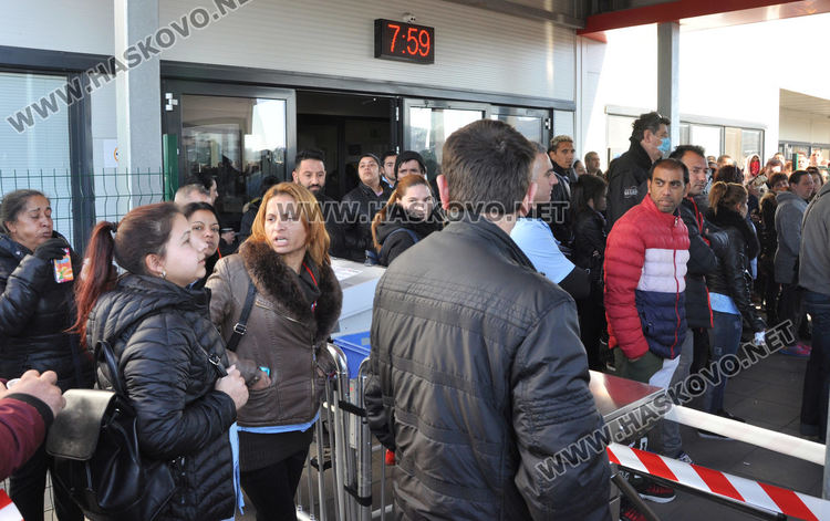 Работници на "Язаки" на протест, искат отпуски заради коронавируса