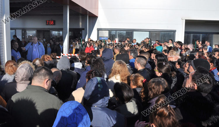 Работници на "Язаки" на протест, искат отпуски заради коронавируса