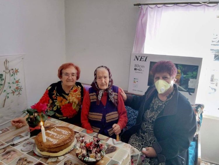 В разгара на кризисното положение родопчанка чукна век и посрещна гости