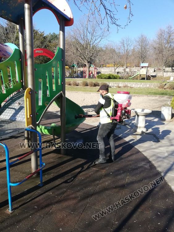 „Екопрогрес” чистят с маски и ръкавици, започна дезинфекция на града