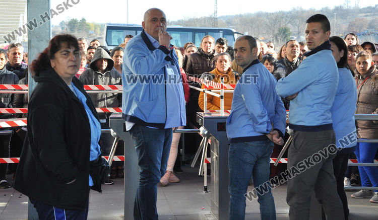 Работници на "Язаки" на протест, искат отпуски заради коронавируса