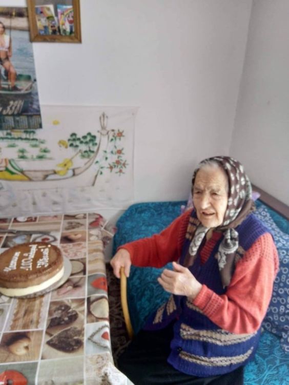 В разгара на кризисното положение родопчанка чукна век и посрещна гости